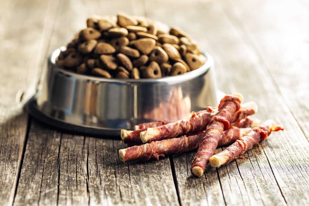 Bâtonnets à mâcher pour chien et croquettes.