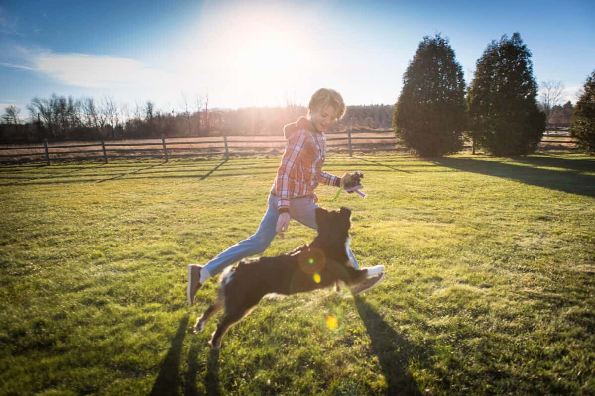 Garçon courant avec un chien